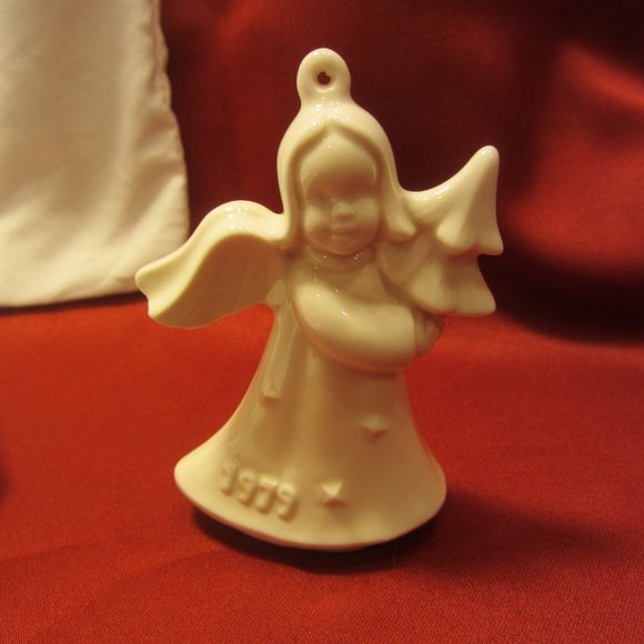 VTG1979 GOEBEL ANNUAL ORNAMENT, WHITE PORCELAIN ANGEL W/TREE, W BOX - Picture 5 of 7